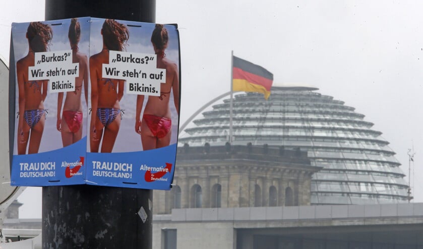 Op posters van de rechts-nationalistische AfD in Berlijn laat de partij er geen misverstand over bestaan. Wat haar betreft: boerka’s nee, bikini’s ja. (ap / Michael Probst)