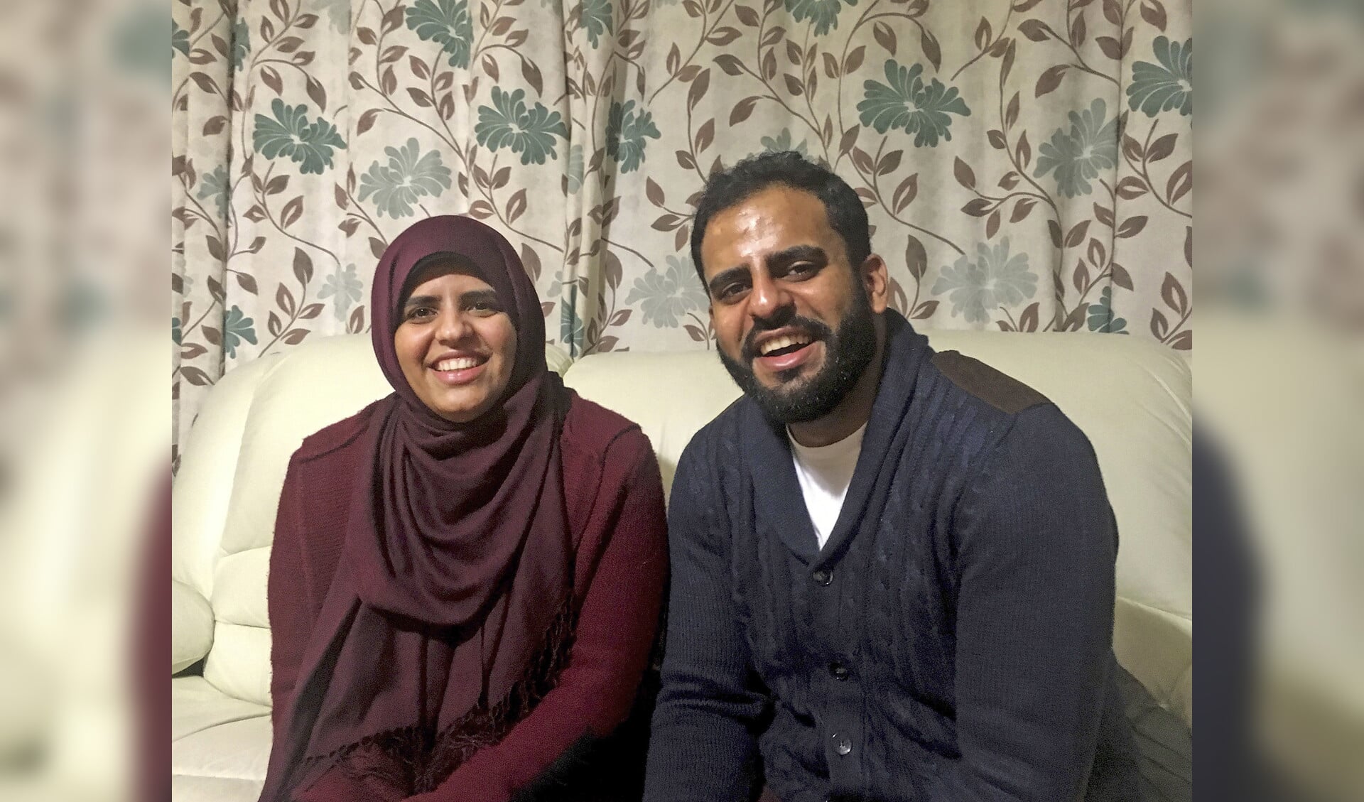 De Ierse staatsburger Ibrahim Halawa kwam in november vrij, na vier jaar detentie in Egyptische gevangenissen. Op de foto poseert hij met zijn zus Fatima Halawa, thuis in Dublin.