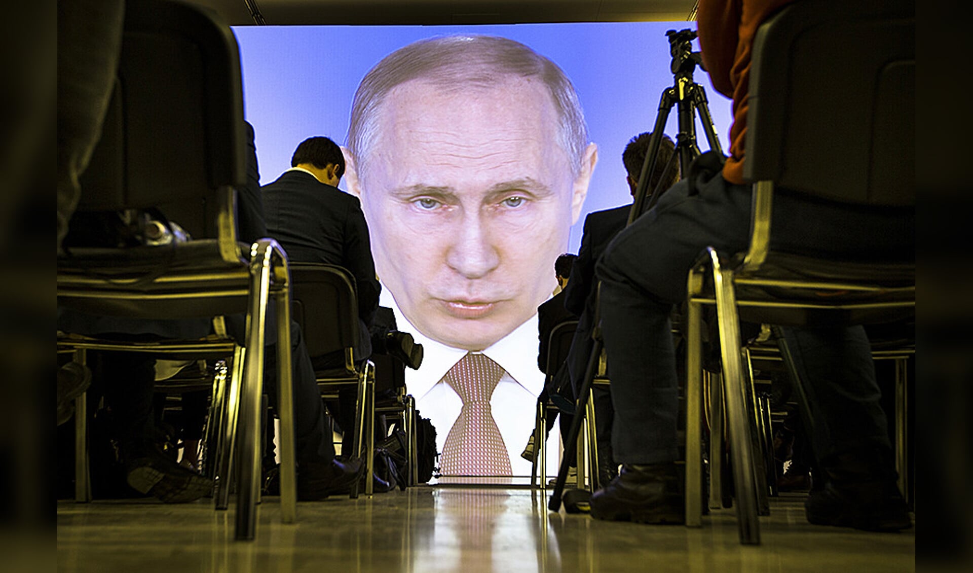 Journalisten luisteren en kijken naar de jaarrede van president Vladimir Putin.