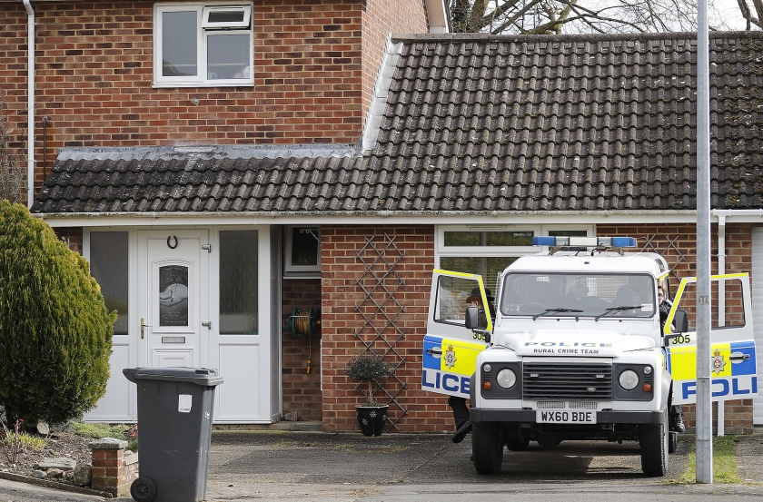 De met novitsjok vergiftigde Russische ex-dubbelspion Sergej Skripal en zijn dochter Joelia kwamen volgens de Britse politie waarschijnlijk thuis in aanraking met het gif. Bij de huisdeur werd de hoogste concentratie gif gevonden. (ap / Frank Augstein)
