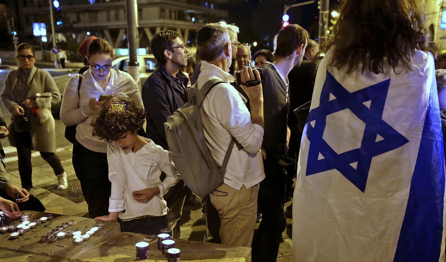 Inwoners van Jeruzalem steken kaarsen aan ter nagedachtenis aan de Joodse Mireille Knoll (85), die op 23 maart dit jaar om het leven werd gebracht.