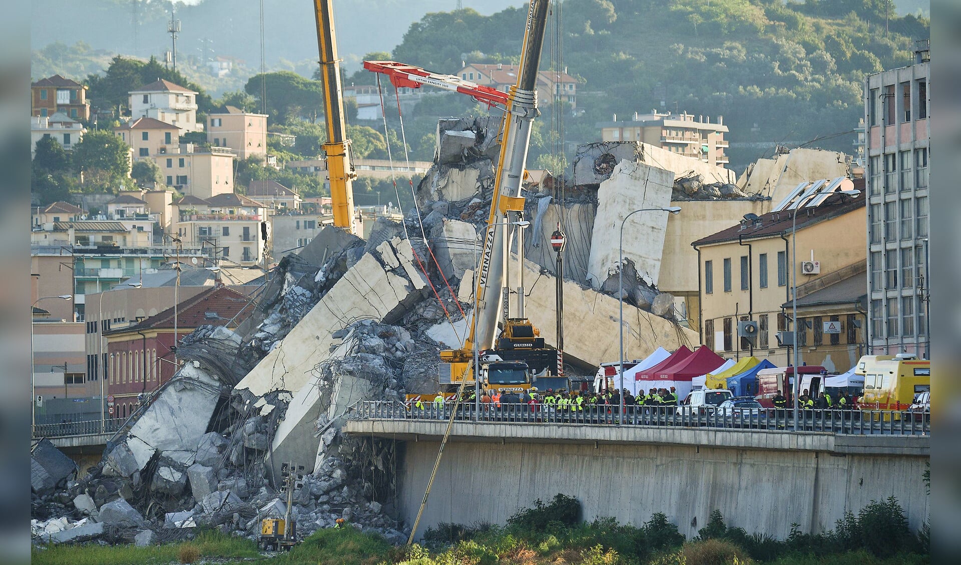 Nog steeds wordt onder het puin van de Morandi-rampbrug in Genua gezocht naar slachtoffers. De vrees is groot dat het dodental, nu al 39, verder zal oplopen. Door instortingsgevaar is het reddingswerk gedeeltelijk stopgezet.