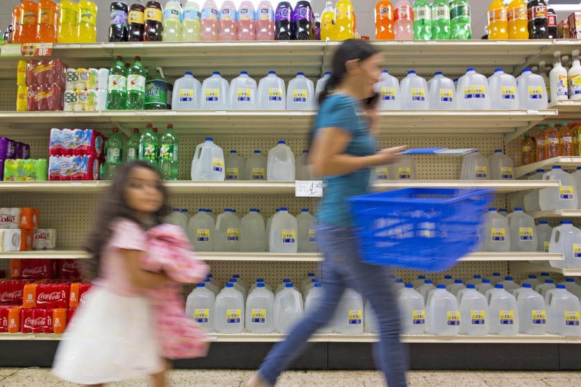 Klanten slaan bij de supermarkt voorraden in vanwege de naderende orkaan Irma. Vooral water en blikvoedsel worden massaal ingeslagen. (ap)