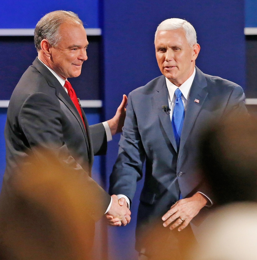 De vicepresidentskandidaten Time Kaine (links) en Mike Pence kunnen nog lachen na het debat. (ap / Steve Helber)
