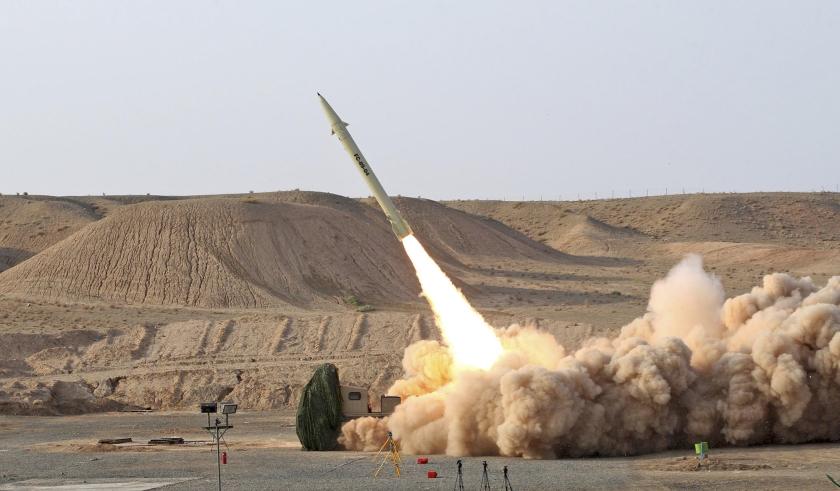De lancering van een Fateh-110raket in Iran. Israël ziet deze raket in handen van Hezbollah als een ontoelaatbare bedreiging. (ap / iraanse ministerie van defensie)