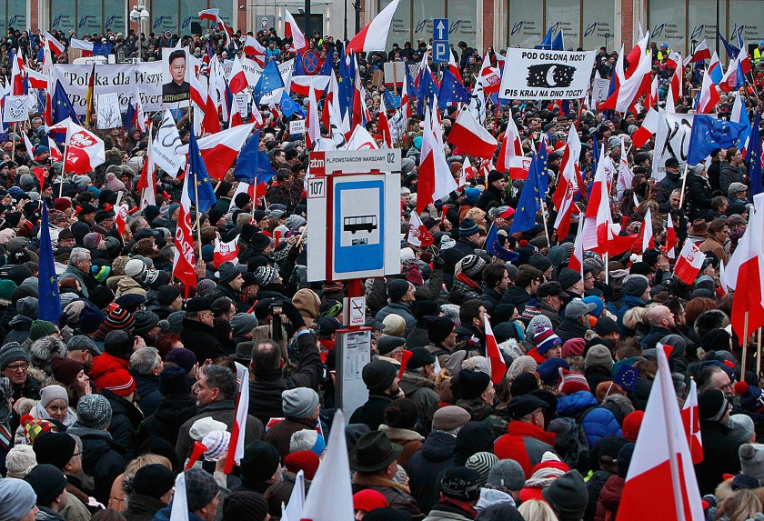 In Warschau verzamelden zich zaterdag zo’n 5000 demonstranten om te protesteren tegen de nieuwe omstreden mediawet van de conservatieve regering. De vrijdag in werking getreden wet bepaalt dat sleutelposities bij de publieke omroep voortaan door de regering kunnen worden benoemd (ap / Czarek Sokolowski)