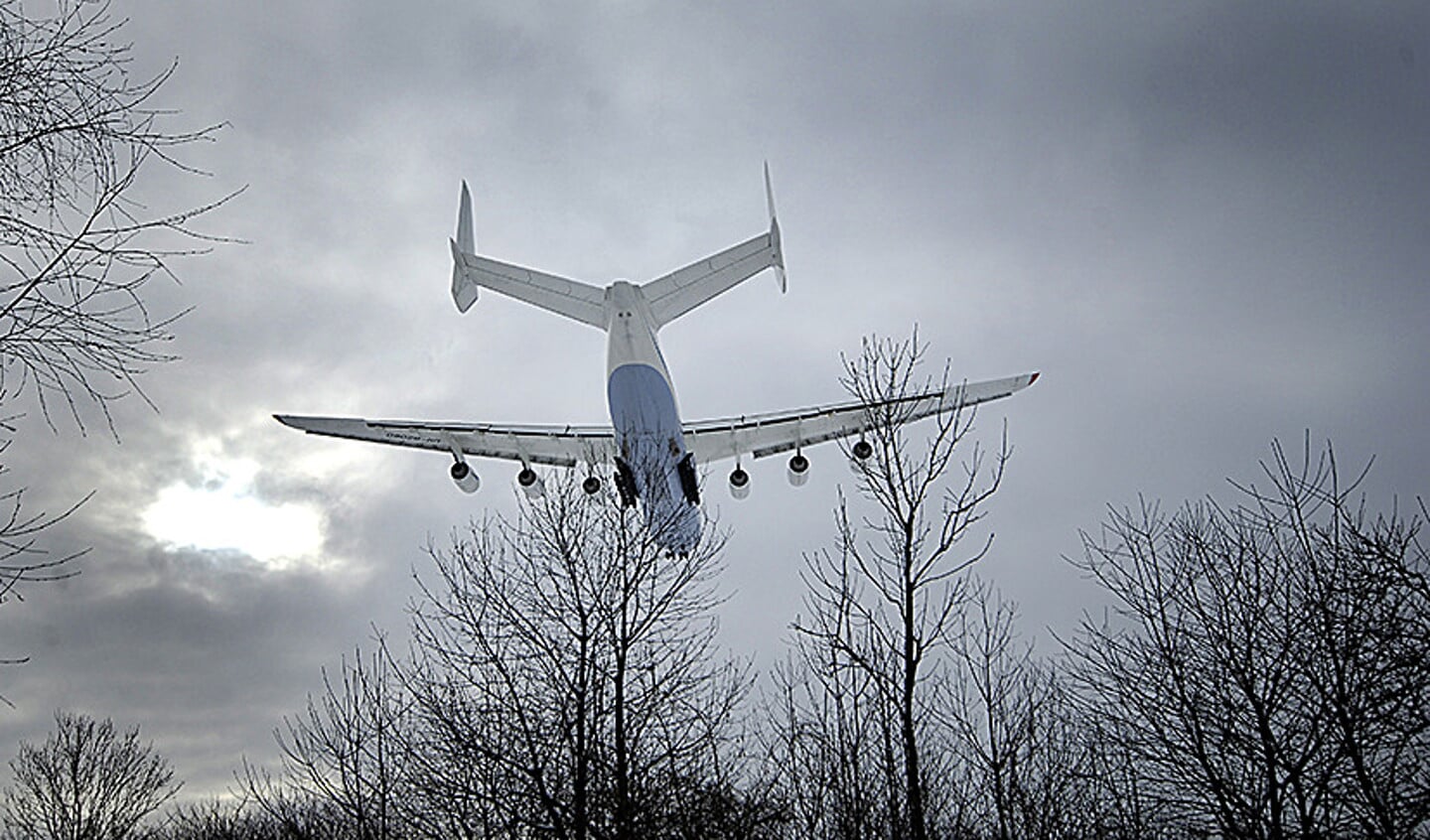 Waar in de wereld de Antonov 225 ook landt, langs de baan staan drommen vliegtuigspotters om het gevaarte te zien.