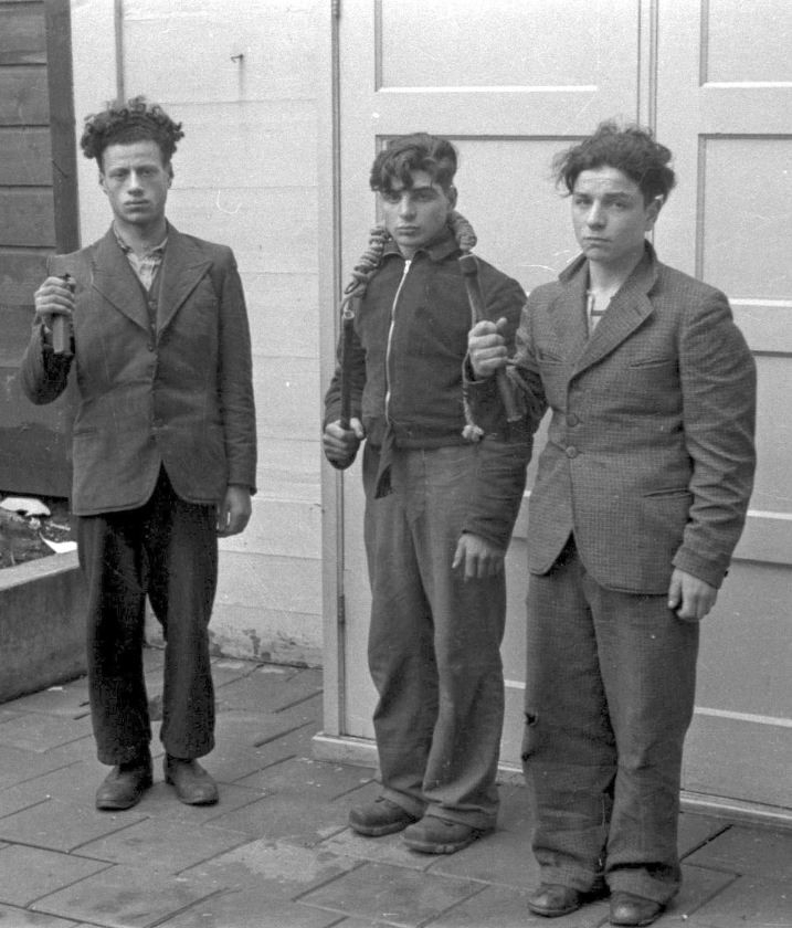 Drie Joodse jongemannen die tijdens de Februaristaking werden gearresteerd, moeten poseren voor de Duitse politiefotograaf. V.l.n.r. Meier van West en de broers Lard en Filip Zilverberg. (niod / beeldbank wo2)