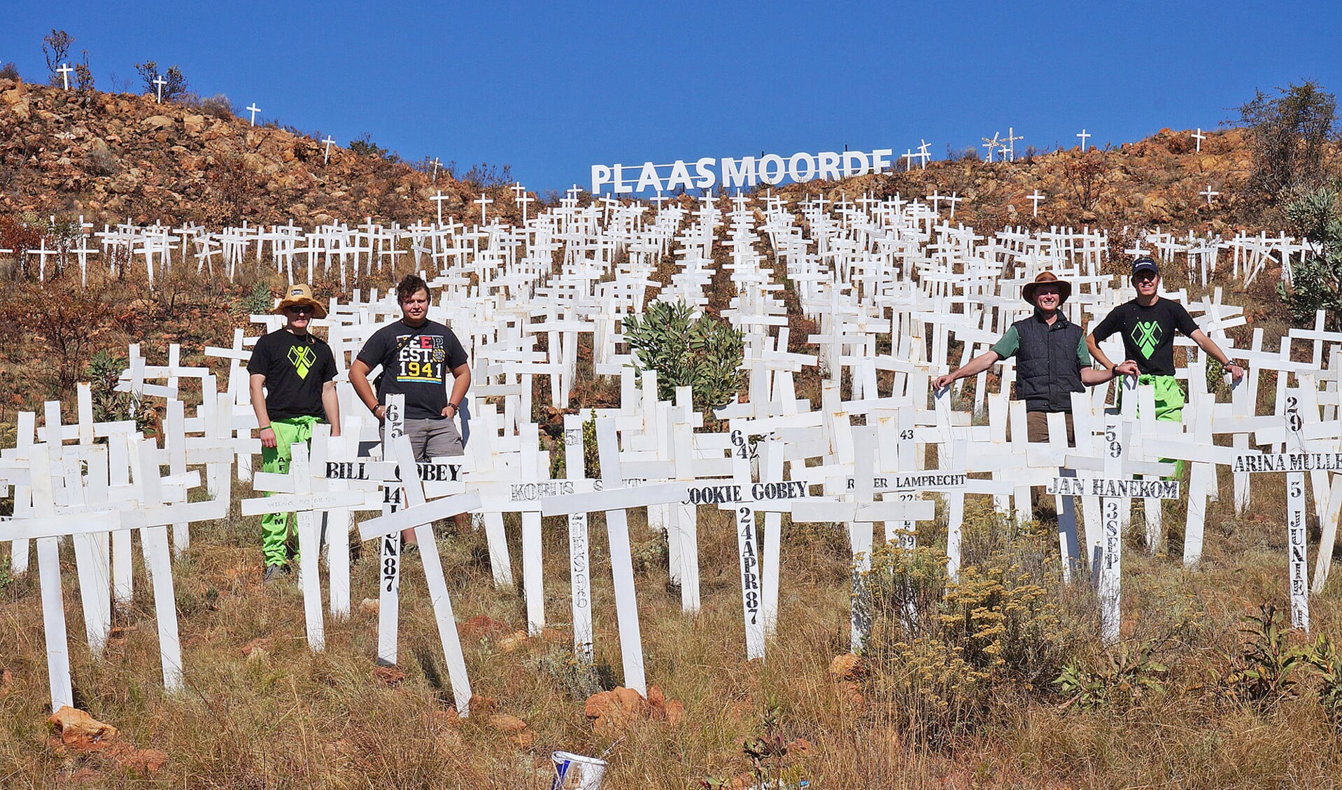 Voor de slachtoffers van boerderijmoorden is een particulier monument van witte kruisen opgericht. In 2016 zijn circa negentig boeren vermoord.