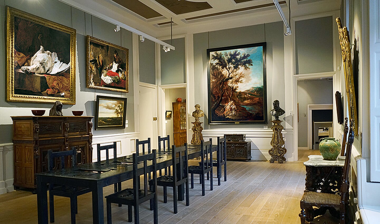 Grote zaal met door Dirk Hannema verzamelde kunstwerken in kasteel Het Nijenhuis in Heino/Wijhe.