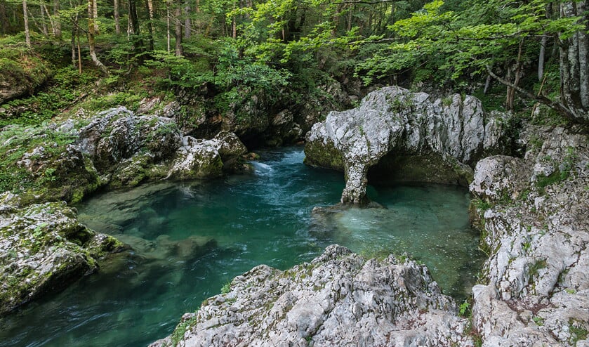 Robert Macfarlane is onder meer onder de indruk van karstvorming aan de rivier de Mostnica in Triglav Nationaal Park, Slovenië. (istock)