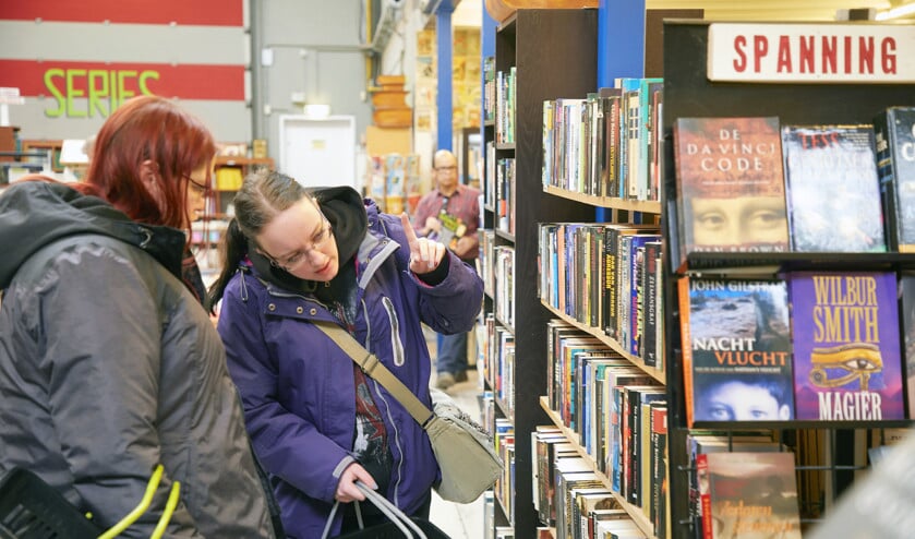 Boeken zoeken bij de kringloop. De tweedehandsboekenmarkt doet de waarde van het boek verminderen. (jaco Klamer)