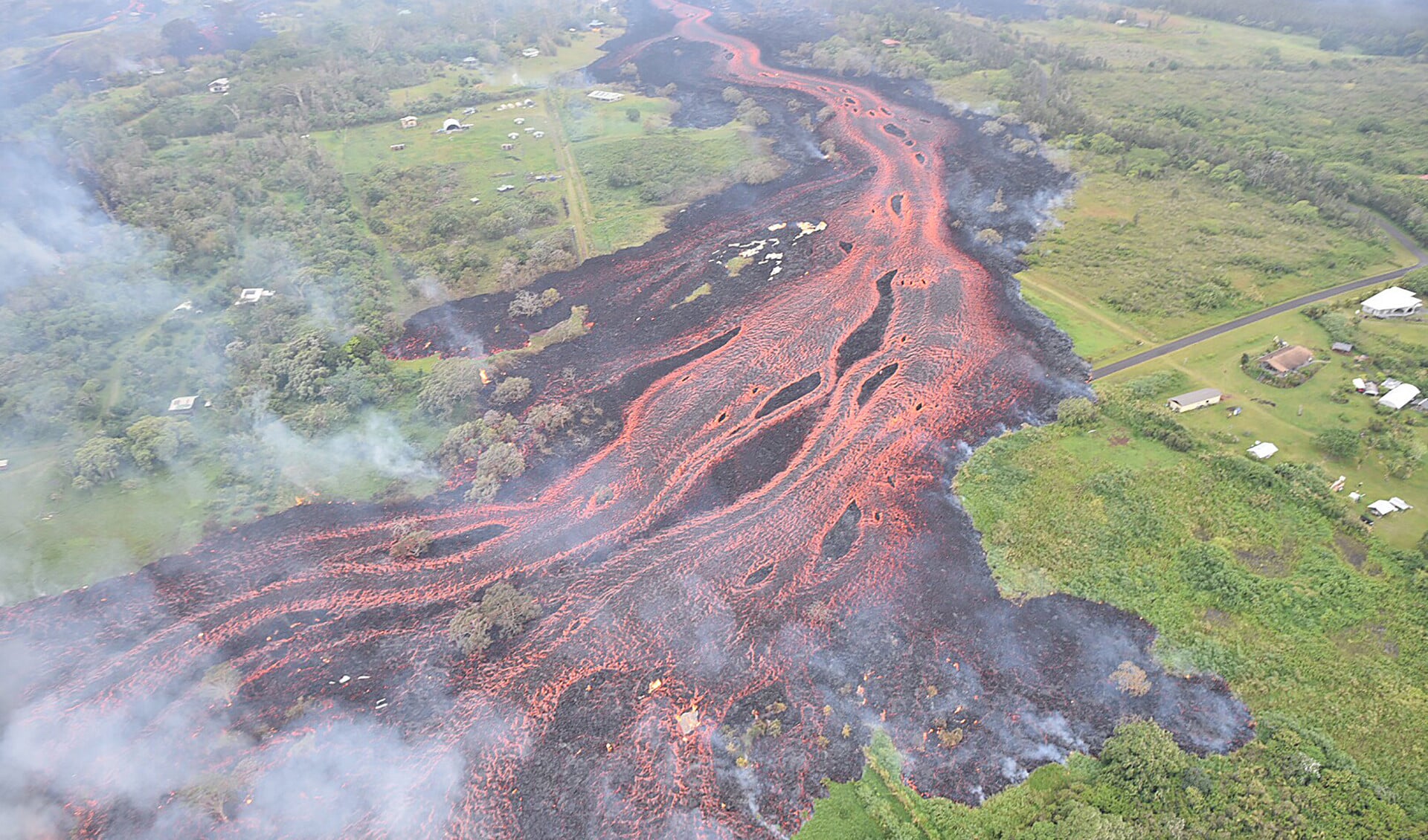 Gloeiendhete lava baant zich een weg door het landschap.