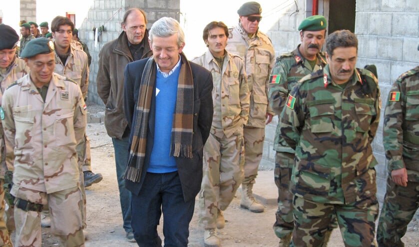 Voormalig minister van Defensie Eimert van Middelkoop op bezoek in Uruzgan. Rechts, schuin achter hem loopt Sohel. De foto op de voorpagina van deze bijlage toont Sohel in gevechtstenue. (nd)