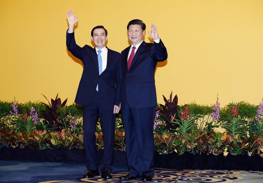 Chinese President Xi Jinping (r.) en Taiwanese ambtengoot Ma Ying-Jeou zwaaien naar de fotografen in het hotel in Singapore waar de twee leiders elkaar zaterag ontmoetten. (ap / Wong Maye-E)