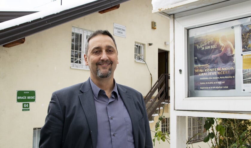 Voorganger Slavko Hadžic bij het gebouw in Sarajevo waar de bijzondere gemeente samenkomt. ‘Door onze activiteiten en ons humanitair werk kennen mensen ons. Wij zijn er echt trots op dat we hier zo goed met elkaar omgaan.’ (Marjolein Koster)