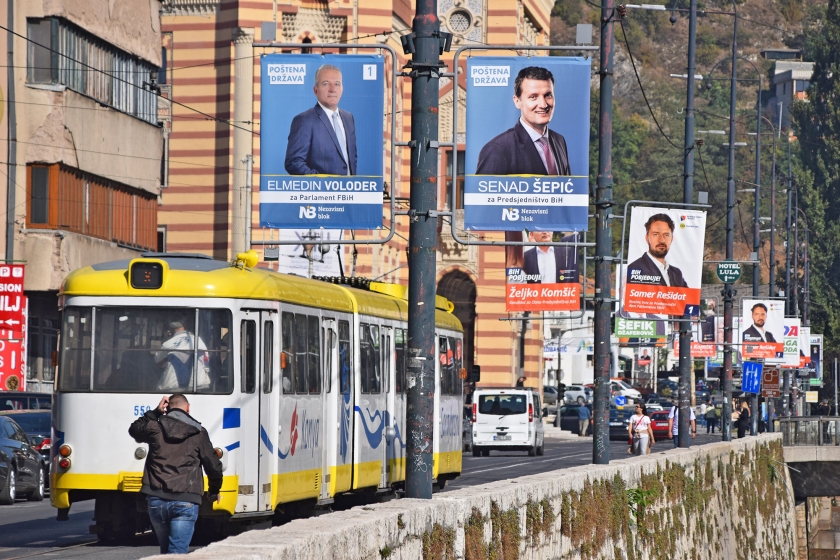 Affiches met kandidaten langs de straten van Sarajevo maken duidelijk dat er verkiezingen in aantocht zijn.  (Marjolein Koster)