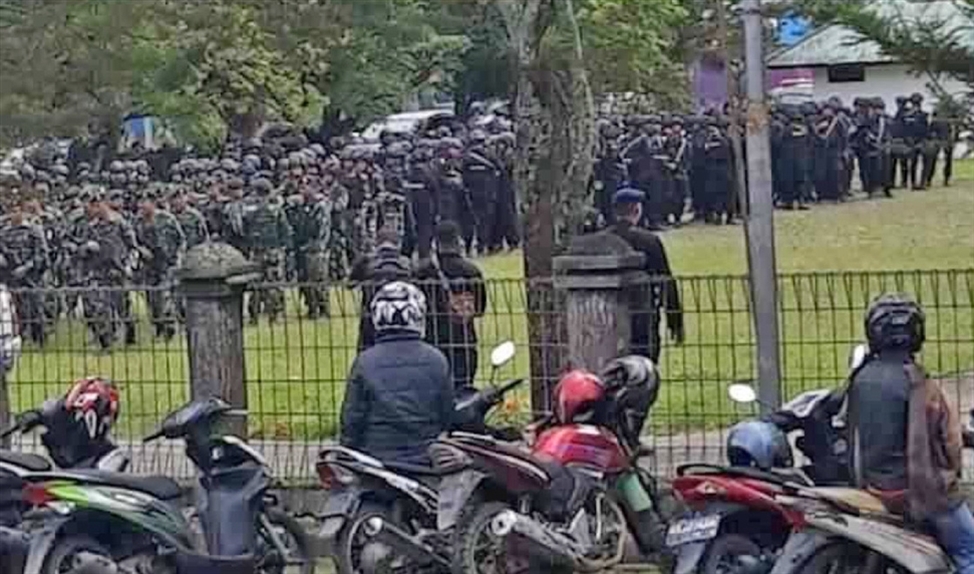Indonesische militairen krijgen orders voor huiszoekingen in Wamena. (sowp)