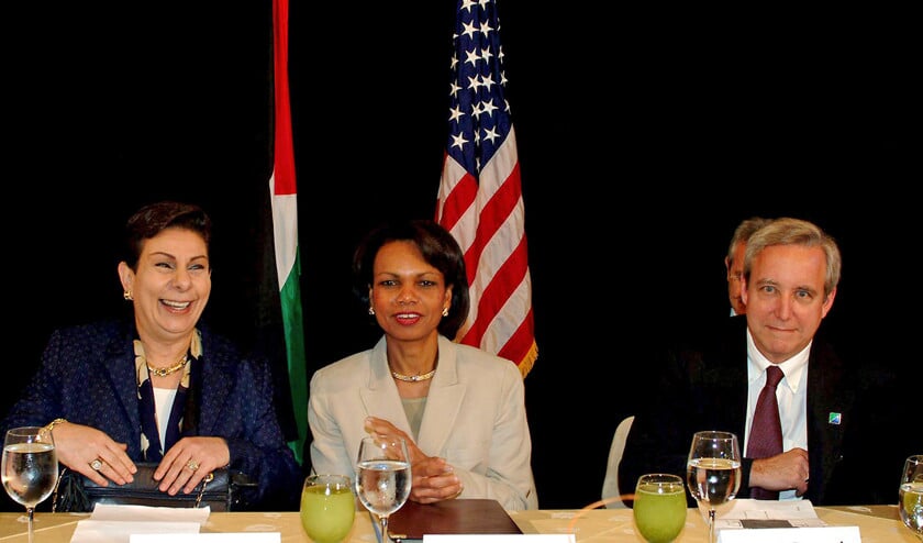 Hanan Ashrawi (links) in 2005, met toenmalig Amerikaanse minister van Buitenlandse Zaken Condoleezza Rice en diplomaat David Pearce. (afp)