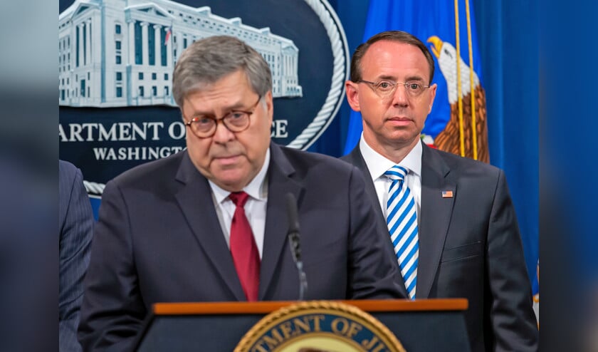 Minister van Justitie William Barr (l.) en zijn onderminister Rod Rosenstein tijdens een persconferentie kort voordat een geredigeerde versie van het rapport-Mueller wordt vrijgegeven. (epa / Erik S. Lesser)
