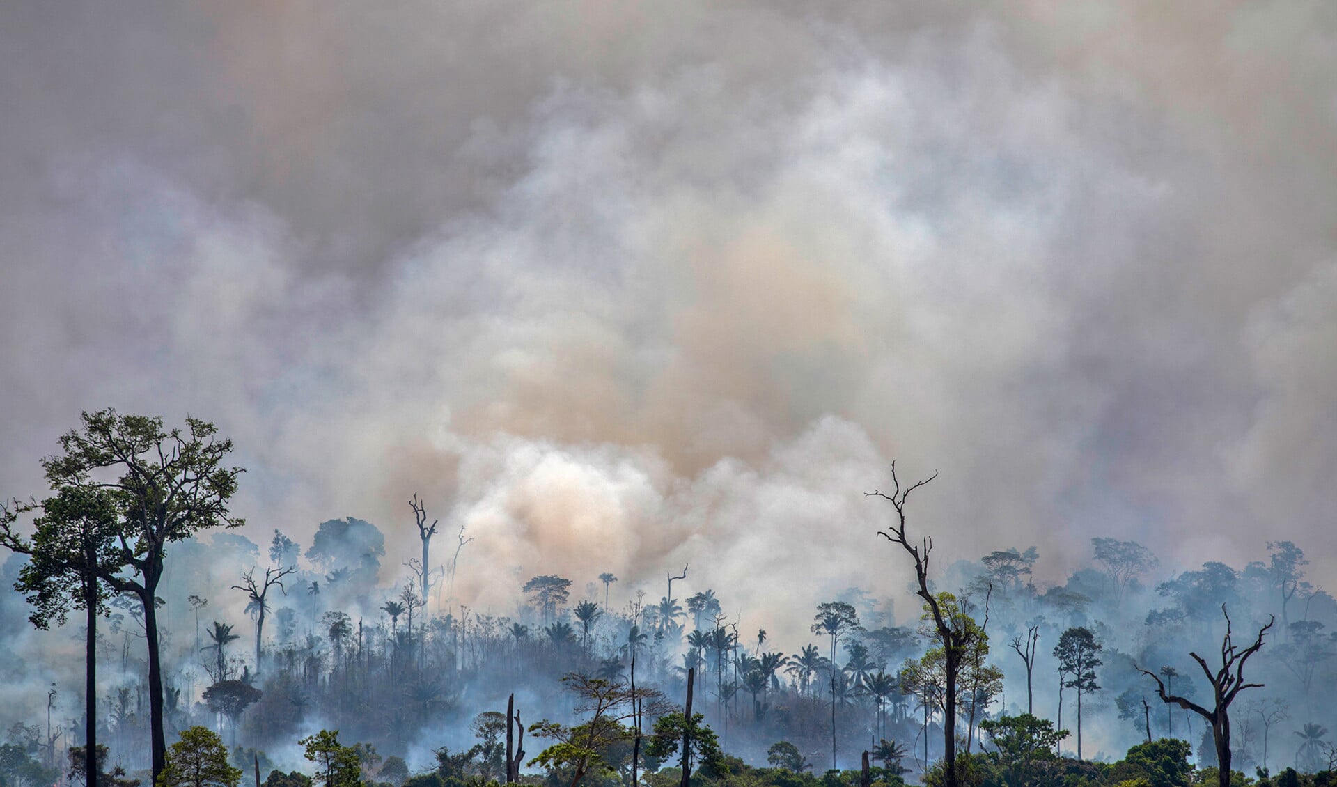 Rook van bosbranden stijgt op in Altamira, in de Braziliaanse deelstaat Pará, in het Amazone-bekken. President Jair Bolsonaro wil alleen hulpgeld van het buitenland accepteren, als zijn land zelf de controle daarover krijgt.