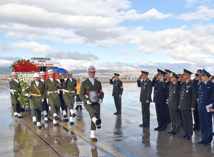 Turkse en Russische militairen vormen een erewacht rondom de kist van de Russische piloot Oleg Peshkov, die omkwam door een aanval van het Turkse leger. Het lichaam werd tijdens de ceremonie in Ankara door de Russische ambassadeur Andrej Karlov opgewacht (ap)