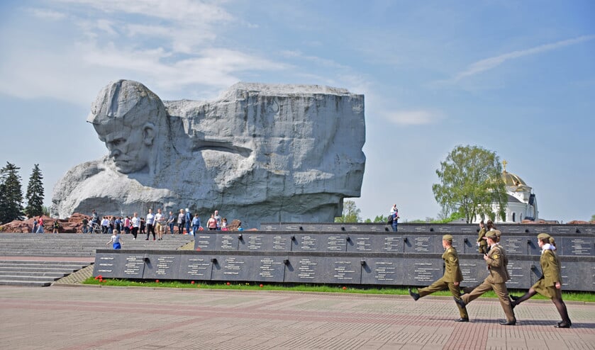 Jonge Wit-Russen marcheren bij het Heldenfort van Brest. Dit monument herdenkt de overwinning van de Sovjet-Unie tijdens de Tweede Wereldoorlog. (Marjolein Koster)