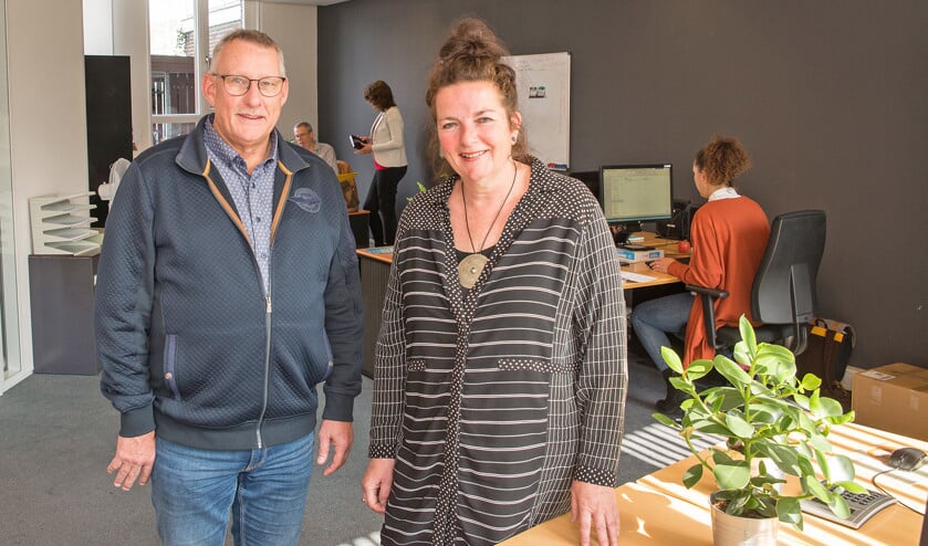 Jan Ploeg en Renée Nieuwenstein zijn vrijwilligers bij de Luisterlijn. Renée: ‘Ik heb afgeleerd om vragen te stellen.’ (Hans-Lukas Zuurman)