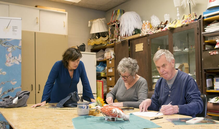 Henny Schueler (links) geeft aanwijzingen aan het echtpaar Hafkamp tijdens de workshop ‘Kunst maakt de mens: Ouderen ontmoeten Van Gogh’. (Rufus de Vries)