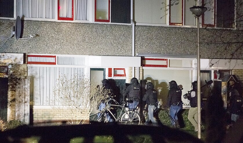 Een arrestatieteam valt een woning binnen, waar mogelijk een jong stel wordt gegijzeld. Er worden geen verdachten aangetroffen. (anp)