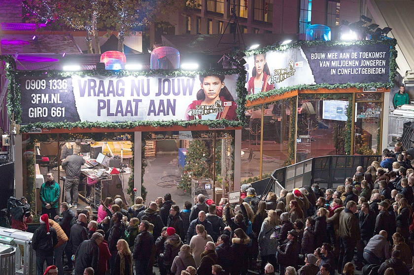 Rond 20. 00 uur vrijdagavond werden Domien Verschuren, Giel Beelen en Paul Rabbering in Heerlen opgesloten in het Glazen Huis, het startsein voor de benefietactie Serious Request van NPO 3FM (anp / Marcel van Hoorn)