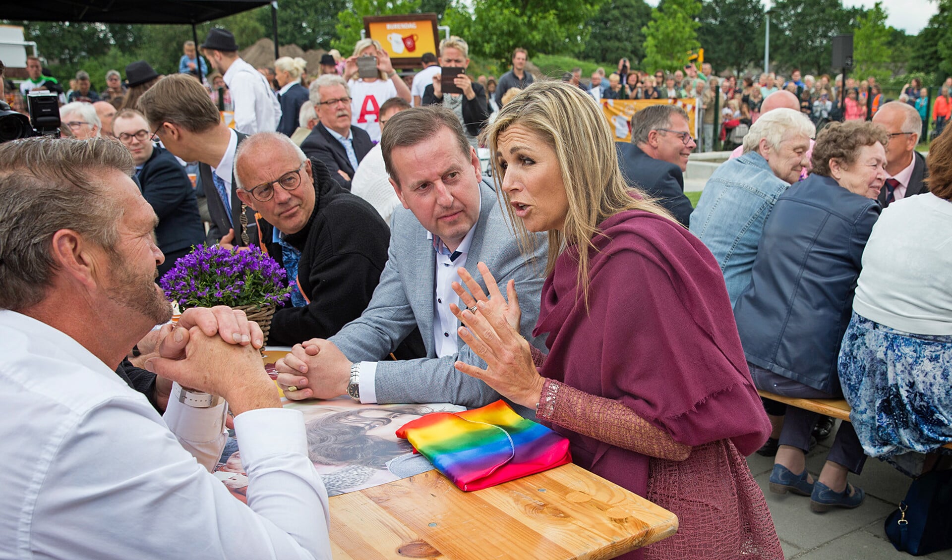 Koningin Máxima op 13 juni in gesprek met inwoners van het Drentse Nieuw-Buinen. Het vormde de aftrap van de voorbereidingen voor Burendag 2017.