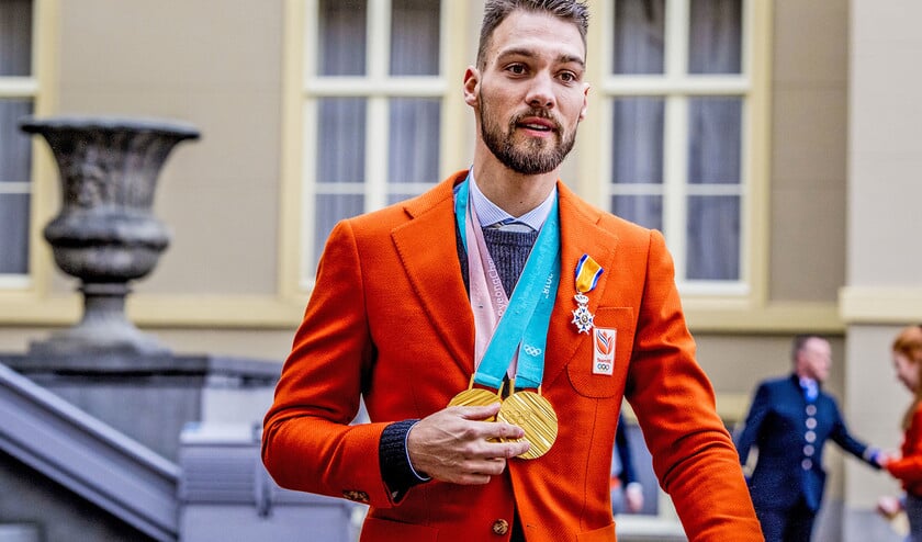 Medaillewinnaar Kjeld Nuis na afloop van de Spelen op bezoek bij de koning. (anp Aris Messinis en Robin Utrecht)