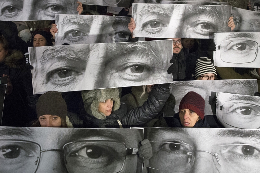 Betogers in New York houden borden omhoog met afbeeldingen van de ogen van slachtoffers van de aanslag op het Franse satirische tijdschrift Charlie Hebdo. (ap / John Minchillo)