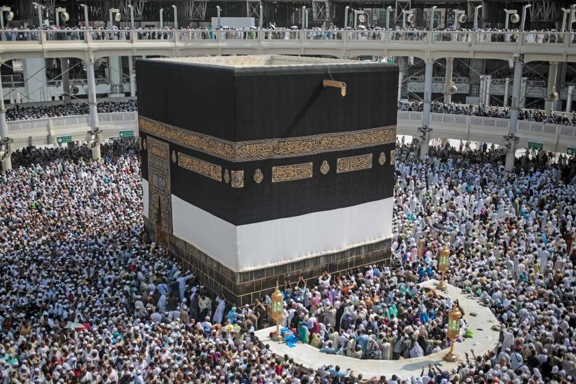 Moslims drommen samen bij de Kaaba in de Saudische stad Mekka, tijdens de jaarlijkse hadj. Dit jaar vielen door een stampede bij de pelgrimstocht zeker 2411 doden, meldde Associated Press op basis van berichten in de media en mededelingen van landen waarvan burgers aan de hadj deelnamen. Saudi-Arabië houdt het nog altijd op 769 doden. < (ap / Mosa’ab Elshamy)