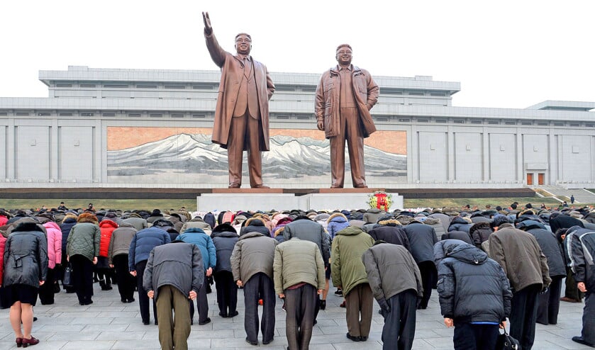 Bezoekers van Pyongyang bewijzen eer aan de vroegere Noord-Koreaanse leiders Kim Il-sung en Kim Jong-il door te buigen voor hun standbeelden. (ap)