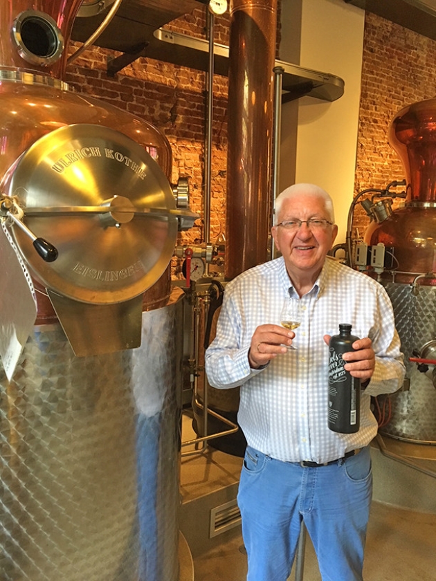 Meester-distillateur Piet van Leijenhorst. (Marco BosmansHet is van alle afleveringen in deze zomerserie de drank die we tekort doen met één pagina. De hele krant zouden we kunnen vullen met de oorsprong, de bereiding en het wereldwijde succes van jenever)