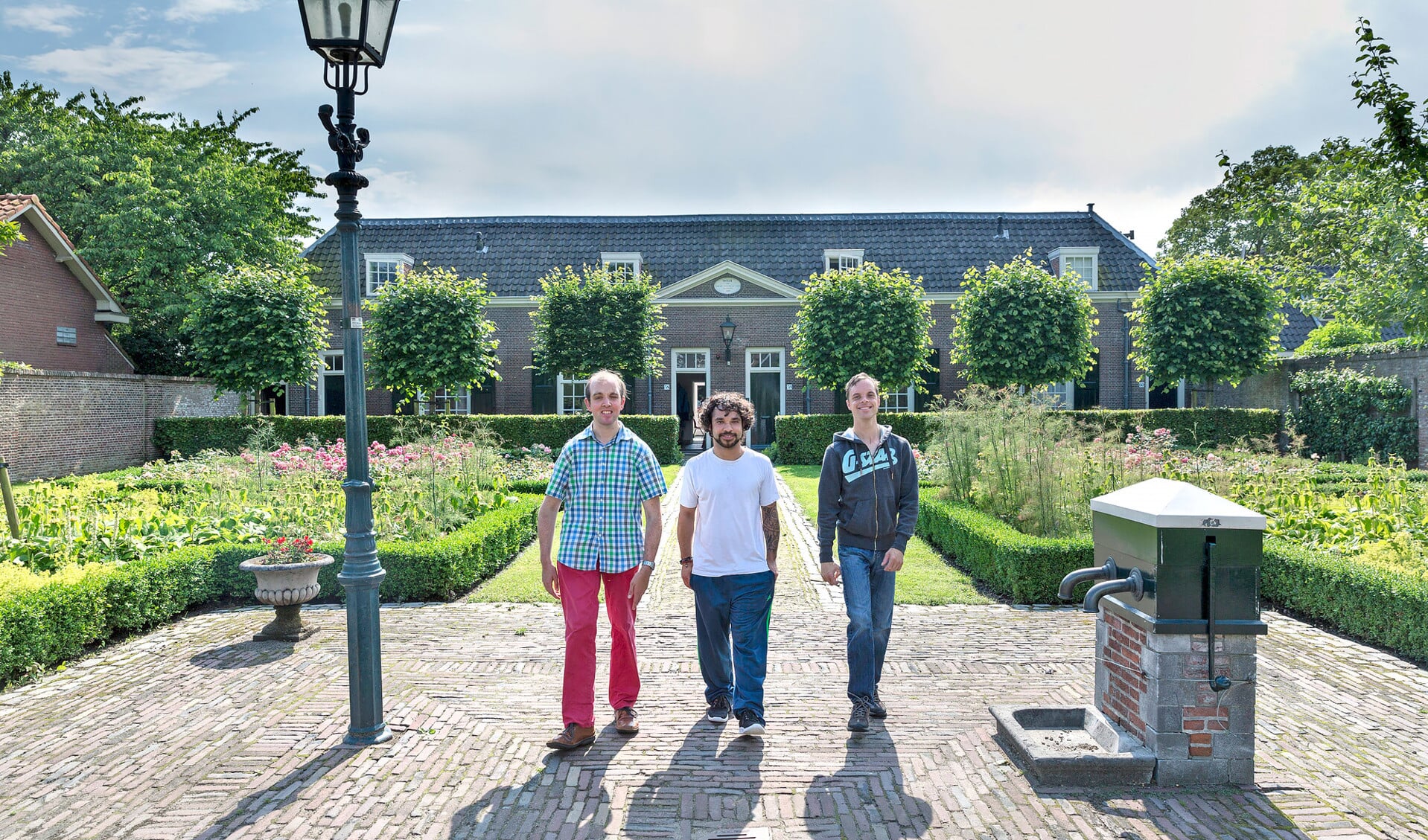 Casper, Clint en Matthijs (van links naar rechts) wonen in het Hofje van Pauw in Delft.