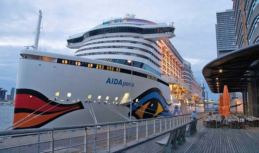 Het torenhoge Duitse cruiseschip ‘Aida Perle’; goed voor twaalf dekken en meer dan 3300 passagiers foto’s 1051, 1074 (bij avond). (nd)