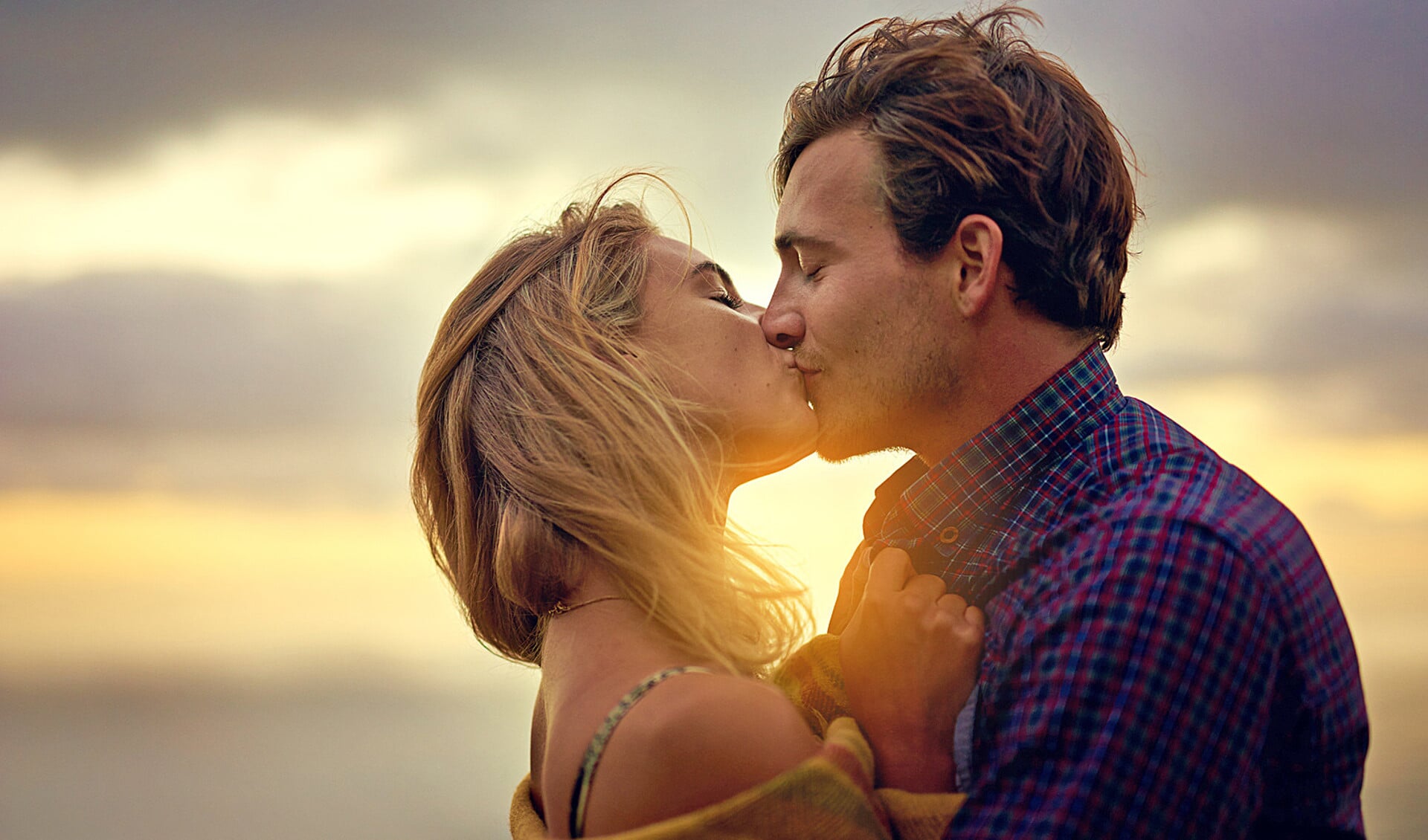 Mensen die elkaar regelmatig kussen, ervaren minder stress en hebben minder ruzie.