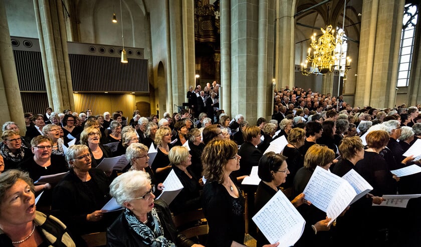 Het Groot Nederlands Johannes de Heer koor geeft een concert in de Bovenkerk van Kampen (2016). (Dick Vos)