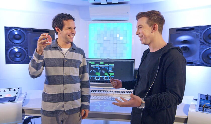 Victor Mids (links) met een spel kaarten tegenover deejay Hardwell, de artiestennaam van Robbert van de Corput. (avro/tros)