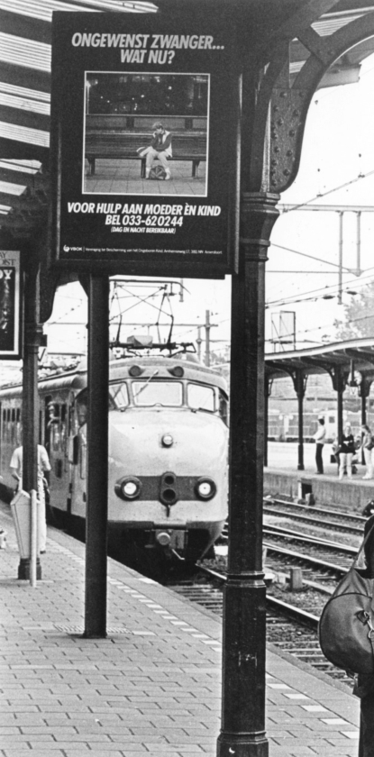 1984: VBOK-poster op een station. (nd en Piebe Bakker)