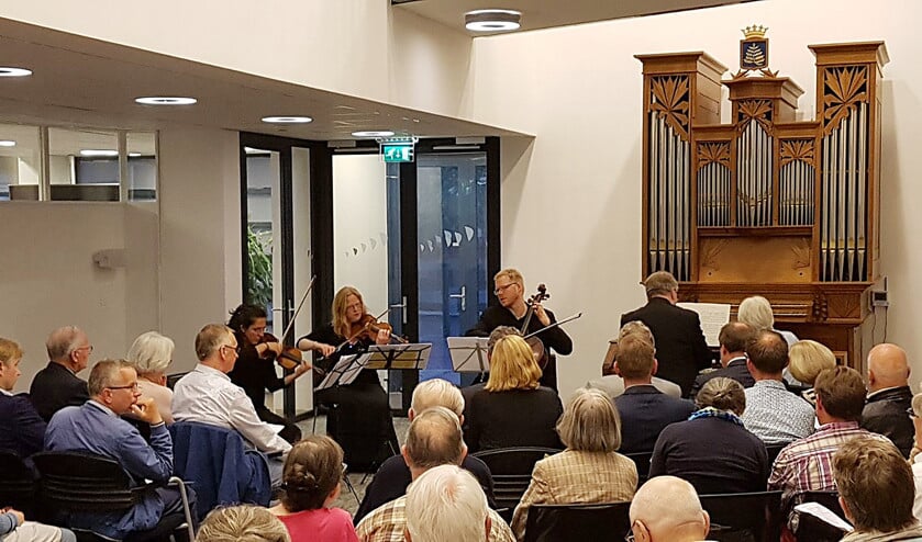 Stadsorganist Dick Sanderman bespeelt het orgel in het stadhuis in Rijssen in een concert samen met enkele andere instrumentalisten. (Gerrit Lammers, Geert Bierling, anp)
