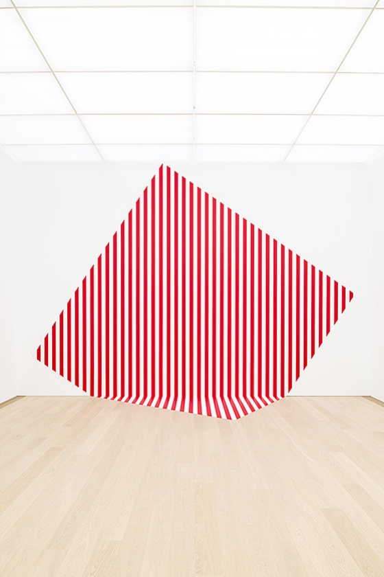 De travers et trop grand (rouge) (2013). (museum voorlinden)