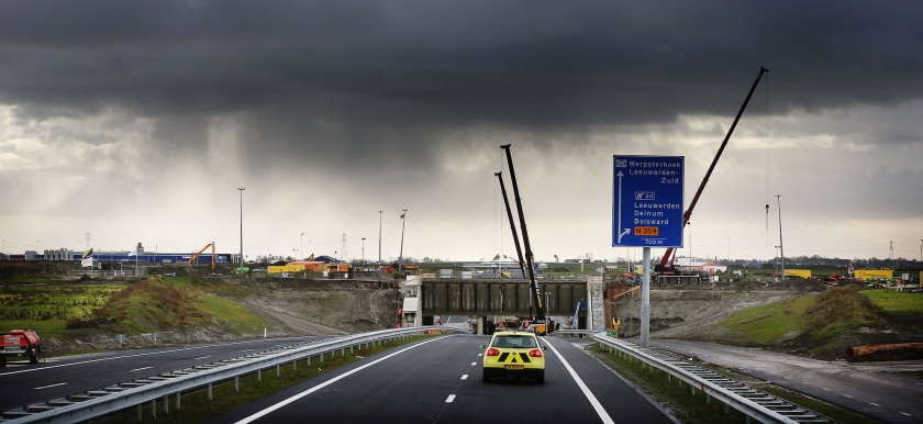 De nieuwe snelweg om Leeuwarden – de ‘Haak’ – gaat door een gebied waar jaarlijks honderden weidevogels zaten. (anp / Catrinus van der Veen)