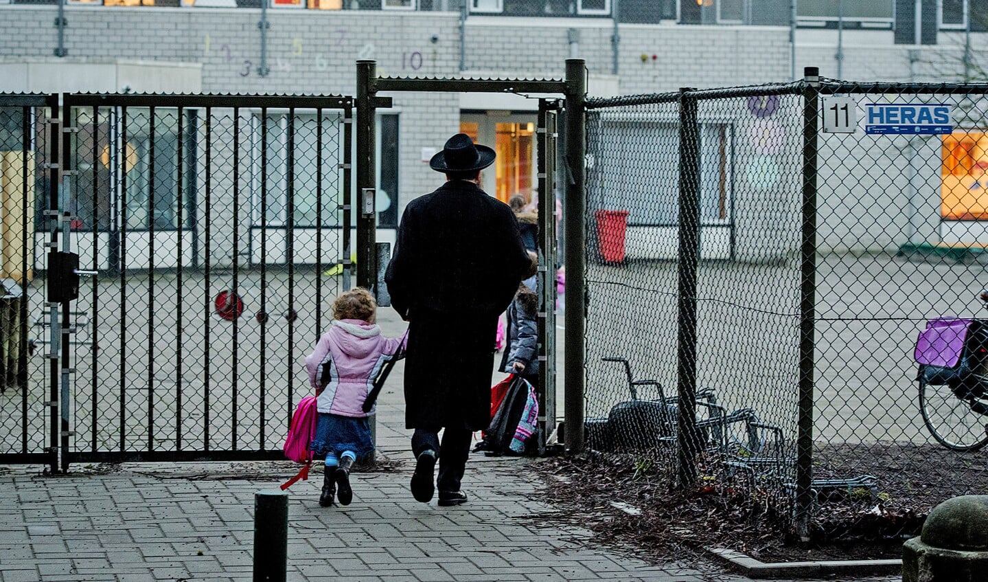 Kinderen worden naar school gebracht bij het Cheider, de orthodox-joodse school in Amsterdam.