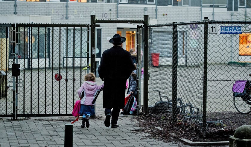 Kinderen worden naar school gebracht bij het Cheider, de orthodox-joodse school in Amsterdam.  (anp / Robin van Lonkhuijsen)