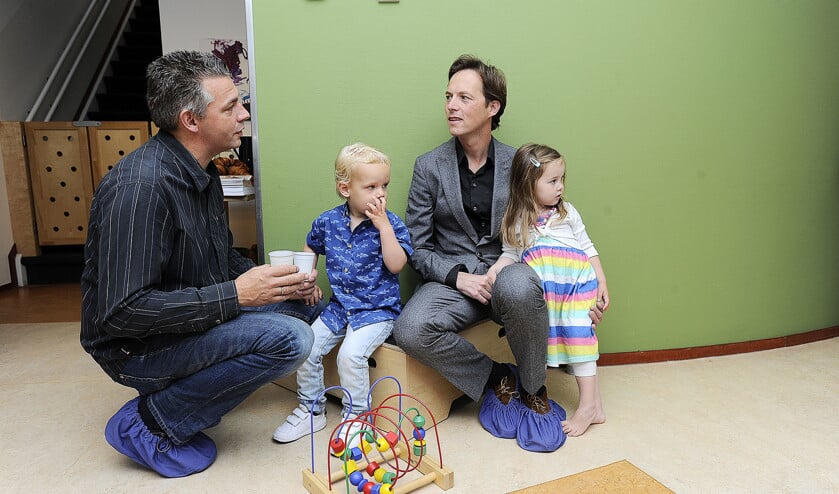 Kinderdagverblijven zijn al langer onderwerp van discussie als het om vaccinatie gaat, omdat de kans op kruisbesmetting erg groot is. Op de foto: vaders met hun kinderen bij een kinderdagverblijf. (anp)