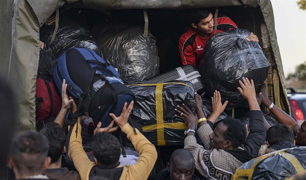 De Griekse regering ziet in dat de situatie in vluchtelingenkampen als Moria op Lesbos onhoudbaar is. Daarom worden kampbewoners op grote schaal naar het vasteland gebracht, zoals de foto laat zien. (afp / Aris Messinis)